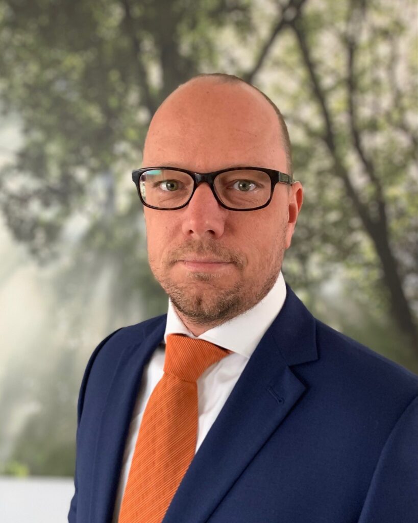 Deze afbeelding heeft een leeg alt-attribuut; de bestandsnaam is Jeroen-Mensink-VLC-Partners-819x1024.jpg